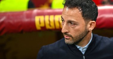 Fenerbahçe's Italian head coach Domenico Tedesco looks on from the technical area during the Turkish Super Lig football match between Fenerbahçe and Galatasaray at the Rams Park Stadium in Istanbul, Türkiye, April 26, 2026. (AFP Photo)