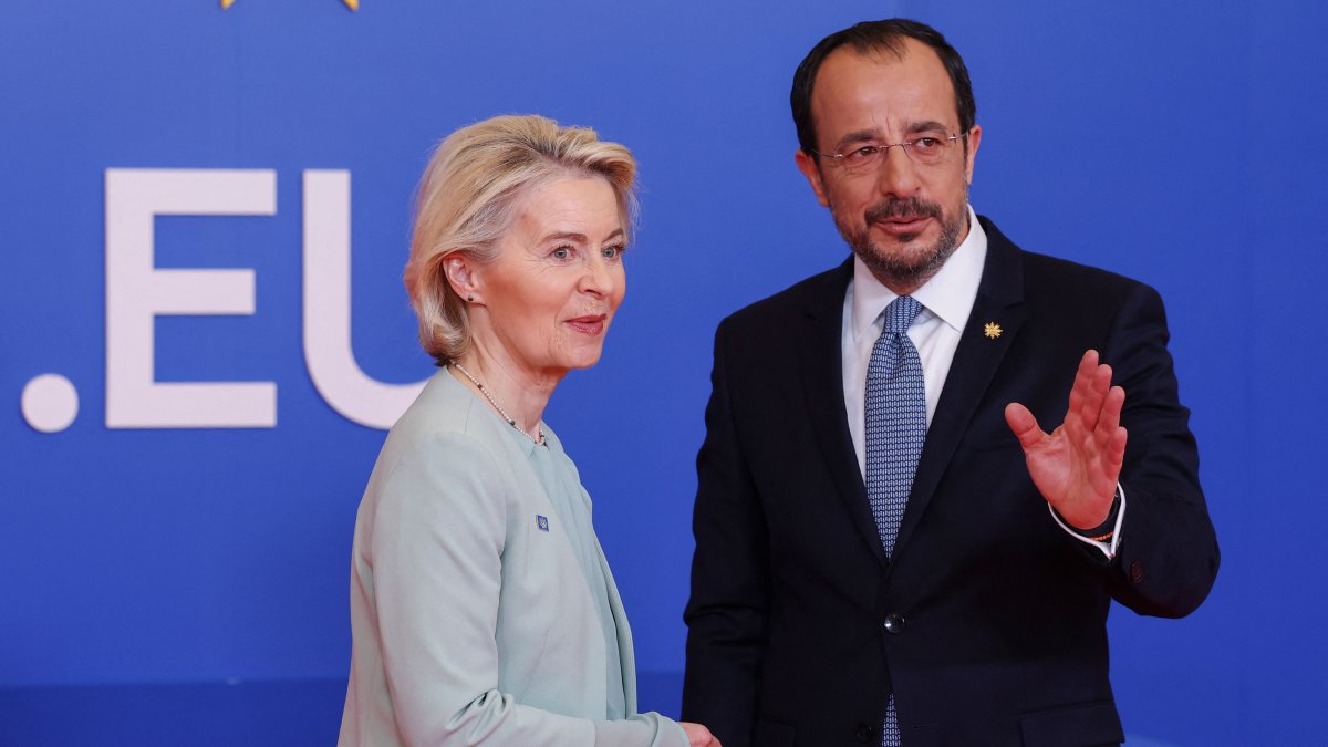 Greek Cypriot leader Nikos Christodoulides (R) welcomes European Commission President Ursula von der Leyen ahead of an informal meeting of the European Council, Nicosia, Greek Cypriot administration, April 24, 2026. (AFP Photo)