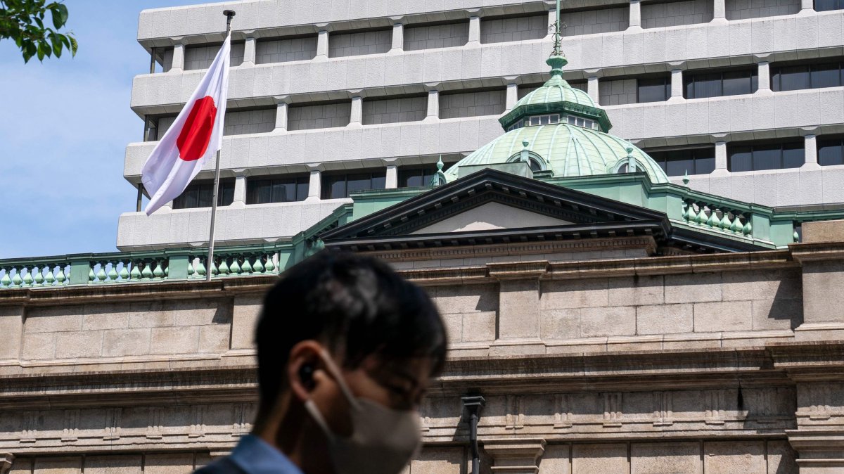 The Japanese national flag flutters in the wind on part of the Bank of Japan (BOJ) headquarters, Tokyo, Japan, April 28, 2026. (AFP Photo)