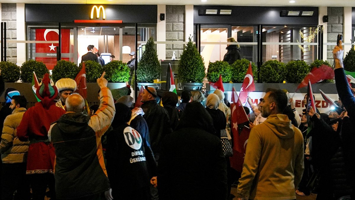 Residents in Istanbul’s Üsküdar district protest a McDonald’s branch, waving Turkish and Palestinian flags, Istanbul, Türkiye, April 23, 2026. (AA Photo)