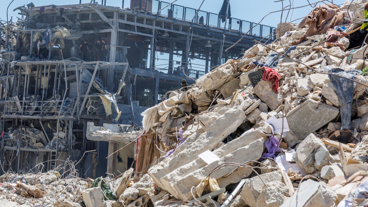 Workers clean a restaurant that was damaged by an Israeli strike, amid a temporary cease-fire between Lebanon and Israel, in Tyre, Lebanon, April 23, 2026. (Reuters Photo)