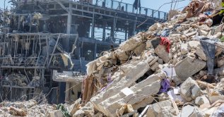 Workers clean a restaurant that was damaged by an Israeli strike, amid a temporary cease-fire between Lebanon and Israel, in Tyre, Lebanon, April 23, 2026. (Reuters Photo)