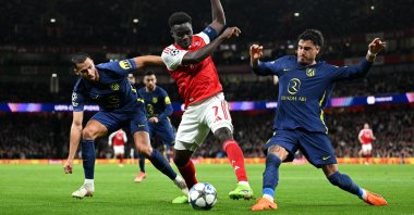 Arsenal's Bukayo Saka (C) is challenged by Atletico Madrid's Jose Maria Gimenez and David Hancko during a UEFA Champions League group stage match in London, U.K., Oct. 21, 2025. (Getty Images Photo)