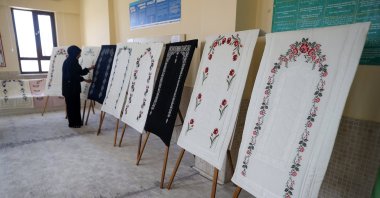 Students display handmade prayer rugs inspired by Islamic art motifs as part of a charity project supporting Gaza, Konya, Türkiye, april 22, 2026. (AA Photo) 