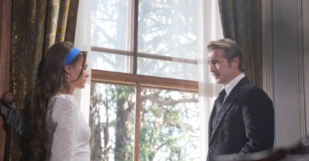 A scene shows Engin Altan Düzyatan and Gülper Özdemir in “Creating a Man.”