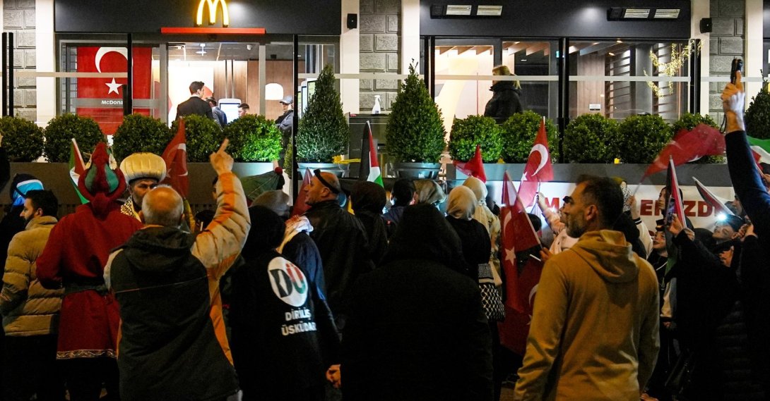 Residents in Istanbul’s Üsküdar district protest a McDonald’s branch, waving Turkish and Palestinian flags, Istanbul, Türkiye, April 23, 2026. (AA Photo)