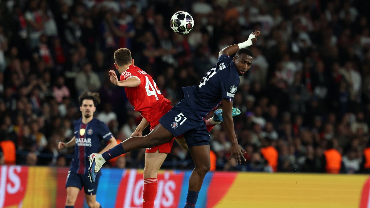 Bayern's Josip Stanisic (L) in action against PSG's Willian Pacho during their UEFA Champions League semifinal match in Paris, France, April 28, 2026. (EPA Photo)