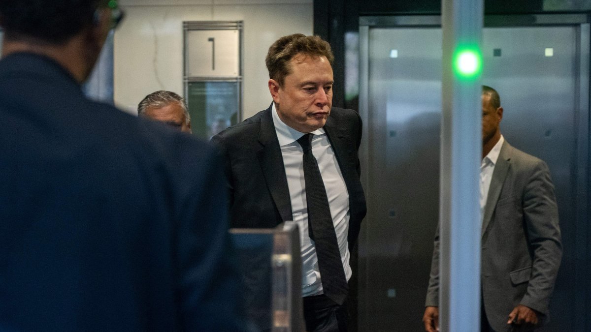 Elon Musk arrives at the federal courthouse as opening statements begin in the trial over Elon Musk's lawsuit against OpenAI, Oakland, California, U.S., April 28, 2026. (AFP Photo)