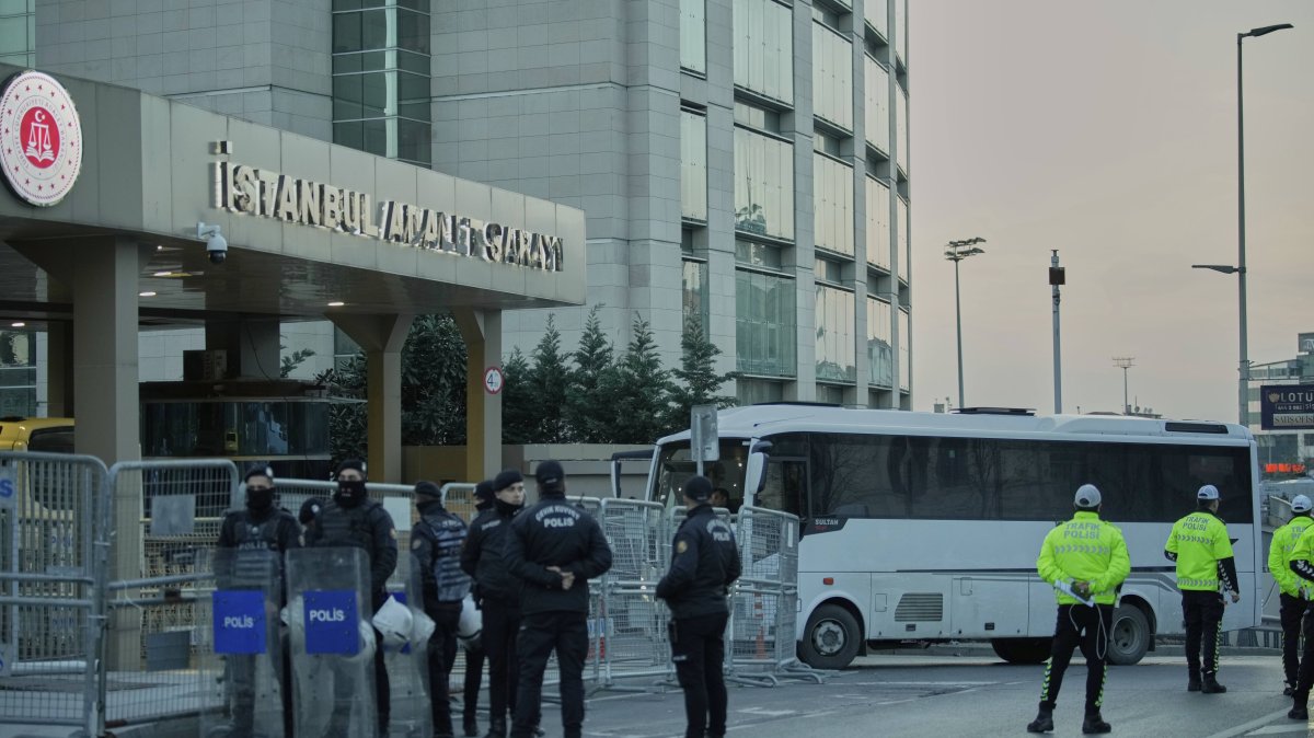 Police stand guard next to a police bus carrying Istanbul's Mayor Ekrem Imamoğlu and others to the Cağlayan courthouse, Istanbul, Türkiye, March 22, 2025. (AP Photo)