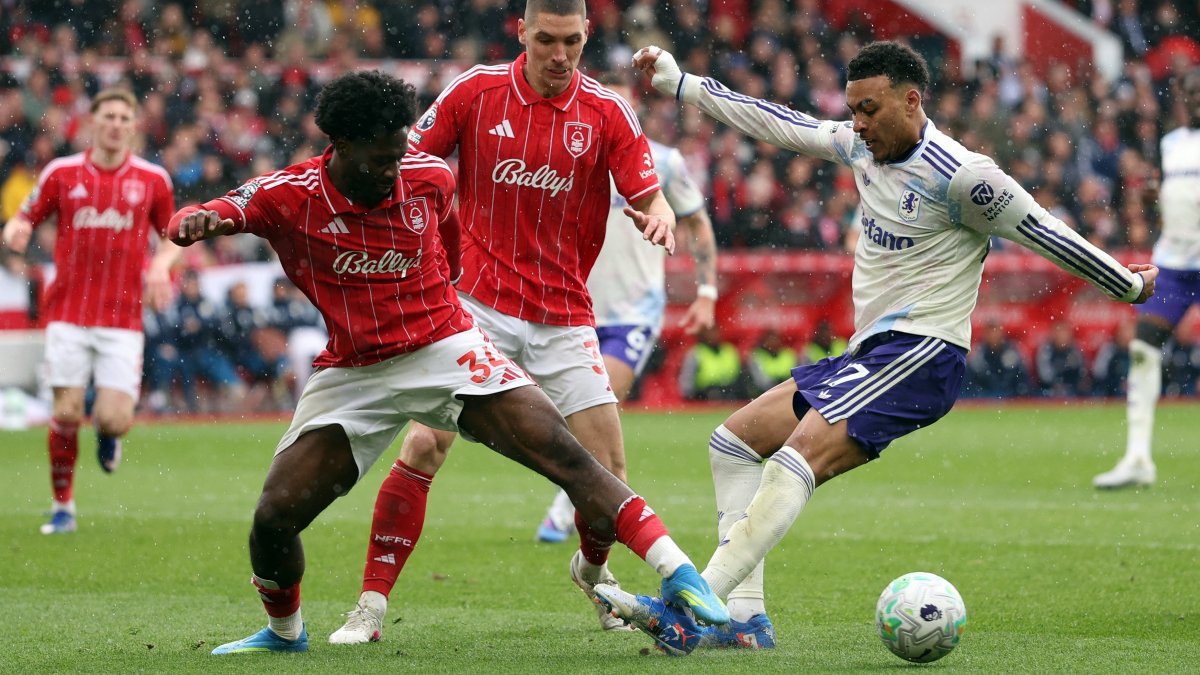 Forest's Ola Aina (L) in action with Aston Villa's Morgan Rogers during a Premier League match in Nottingham, U.K., April 12, 2026. (Reuters Photo)