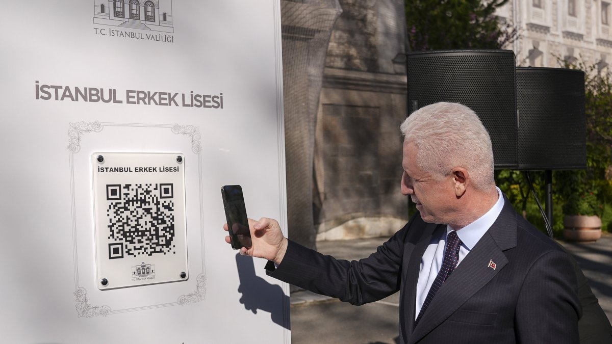 Istanbul Governor Davut Gül scans a QR code during the launch of the “Digital Istanbul” project, Istanbul, Türkiye, April 29, 2026. (AA Photo)