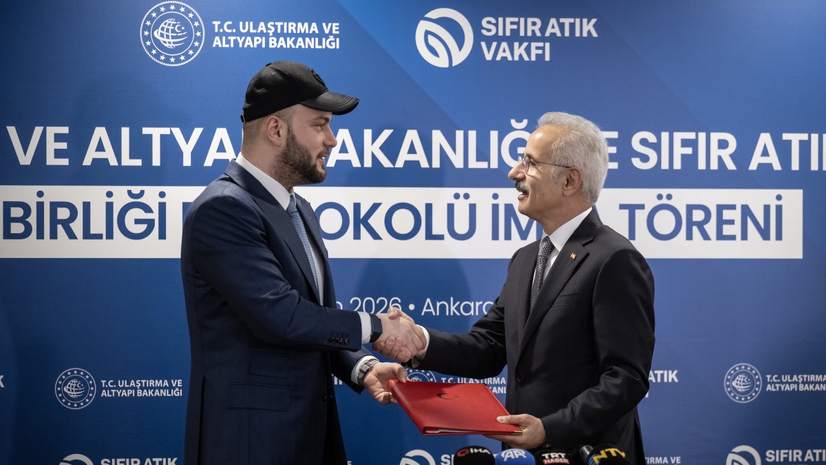 Minister Abdulkadir Uraloğlu (R) and Zero Waste Foundation President Samed Ağırbaş shake hands after signing the agreement, Ankara, Türkiye, April 29, 2026. (AA Photo)