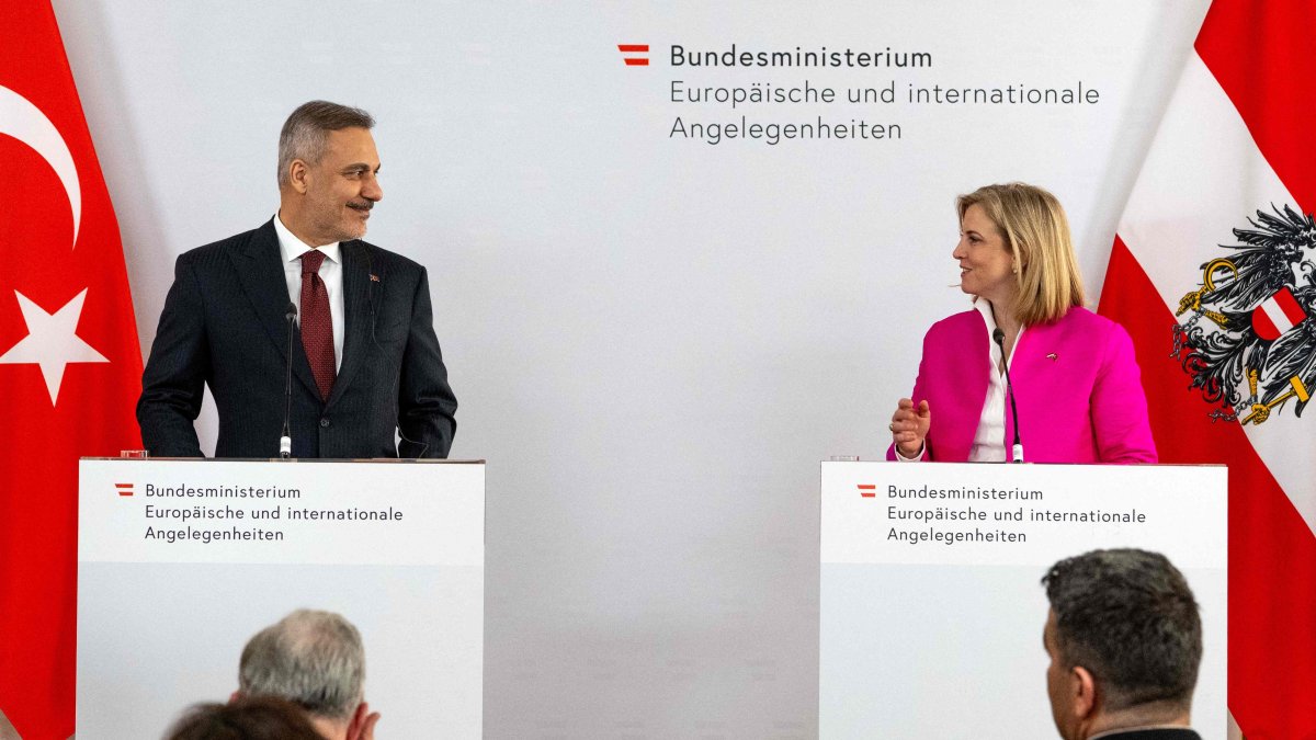 Austrian Foreign Minister Beate Meinl-Reisinger (R) and Foreign Minister Hakan Fidan (L) address a joint press conference, Vienna, Austria, April 29, 2026. (AFP Photo)