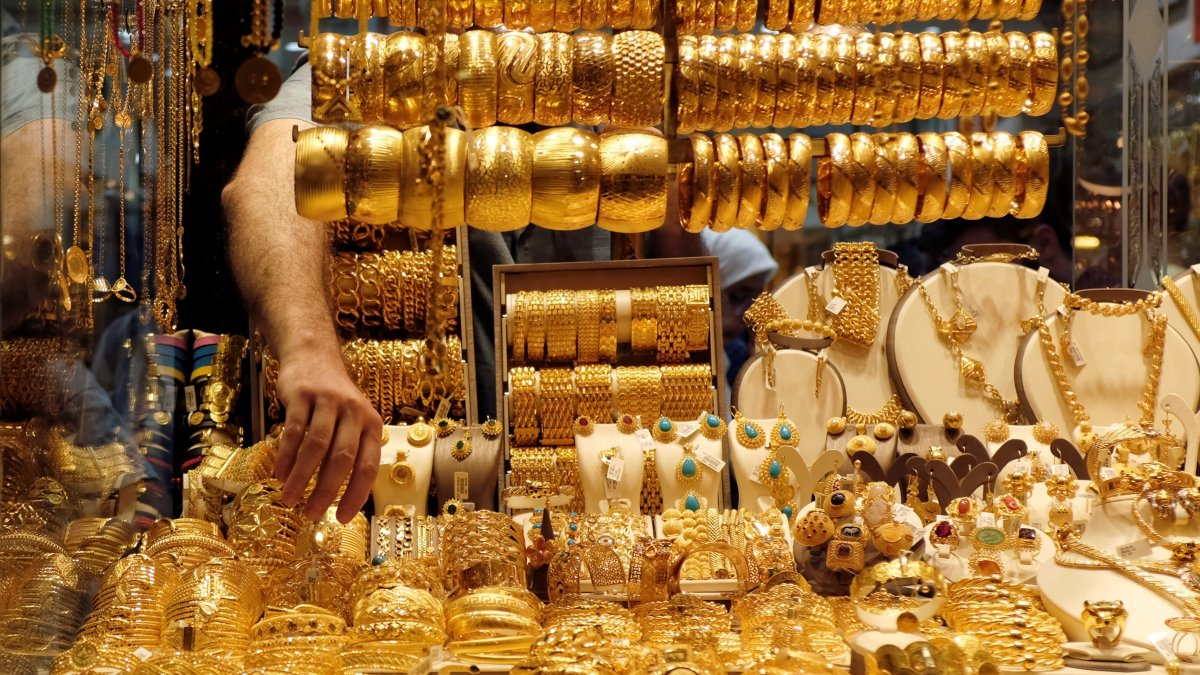 A goldsmith arranges golden bangles at a jewelry shop, Istanbul, Türkiye, July 25, 2019. (Reuters Photo)