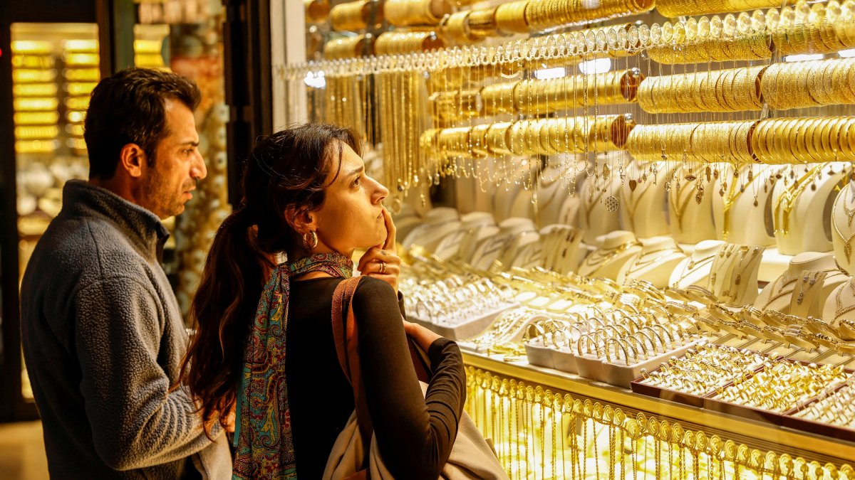 People look at gold jewellery as they stand outside a jewellery shop at the Grand Bazaar in Istanbul, Türkiye, Jan. 26, 2026. (Reuters Photo)