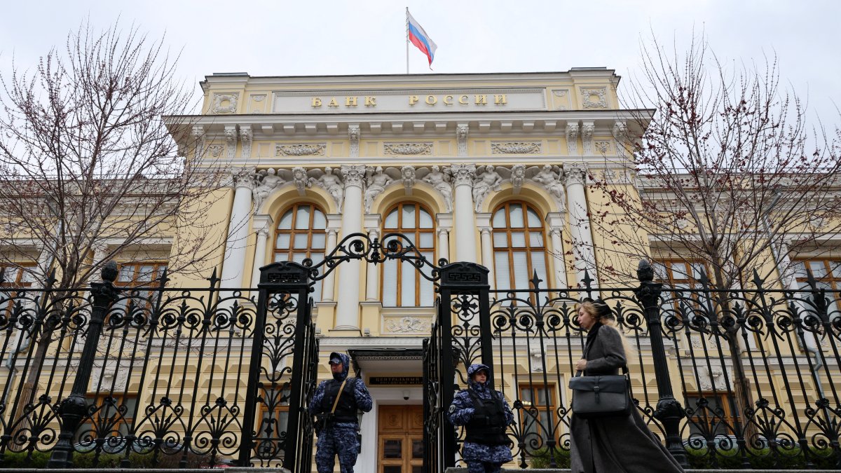 A flag flies above the headquarters of the Russian Central Bank on the day of a key rate-setting meeting in Moscow, Russia, April 24, 2026. (Reuters Photo)