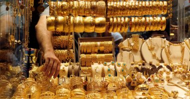 A goldsmith arranges golden bangles at a jewelry shop, Istanbul, Türkiye, July 25, 2019. (Reuters Photo)