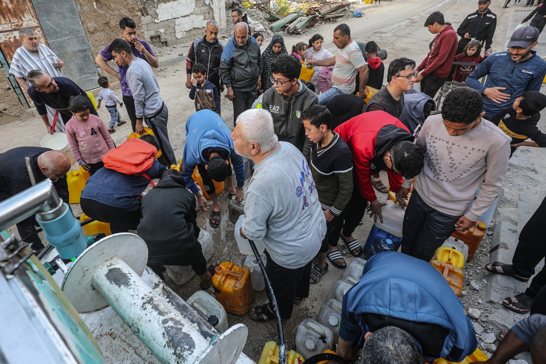 Devastated infrastructure leaves thousands in Gaza relying on water ...