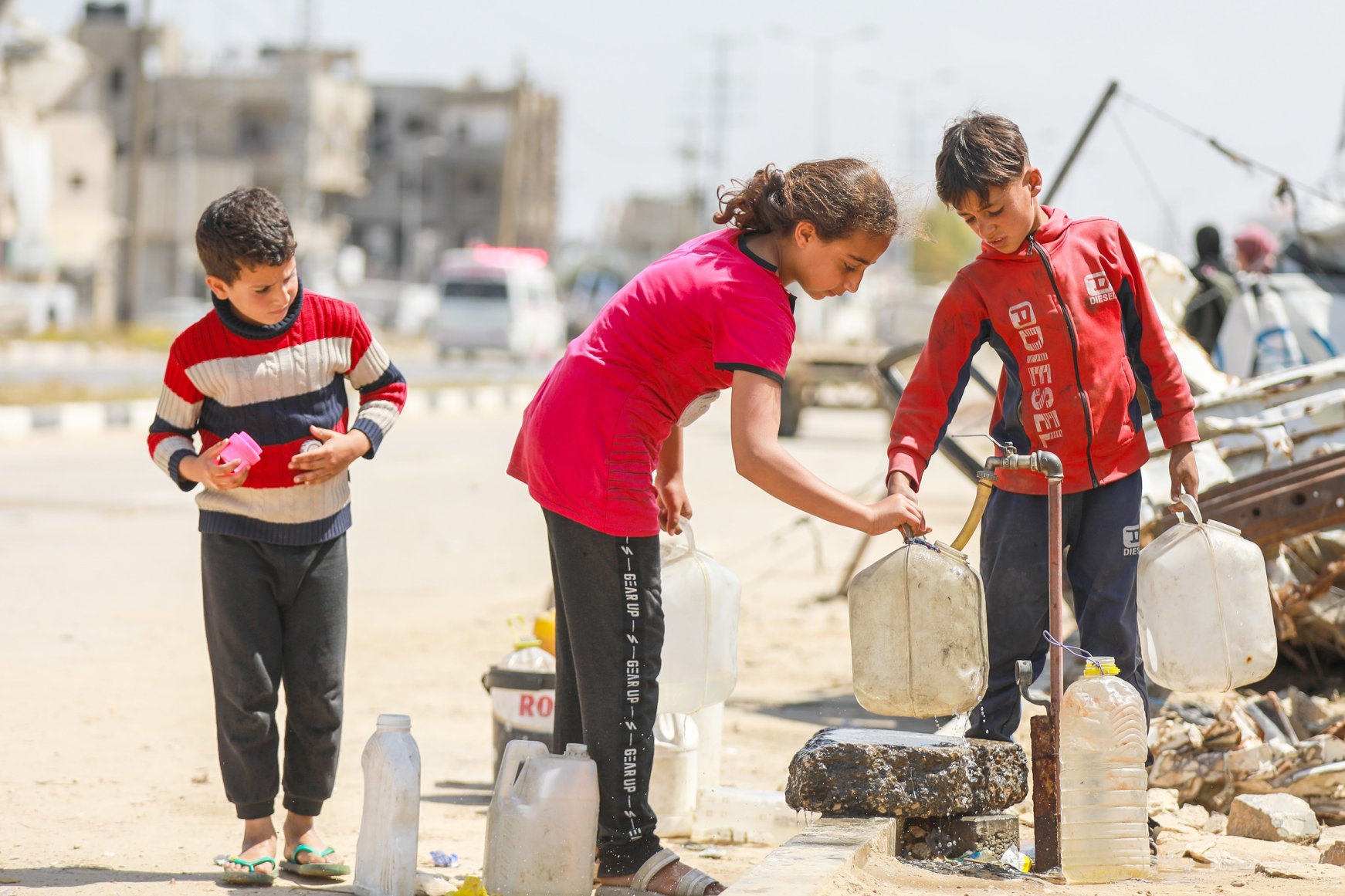 Devastated infrastructure leaves thousands in Gaza relying on water ...
