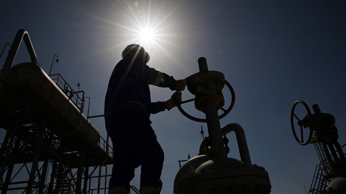 An employee of Basra Oil Company works at the Nahr Bin Umar Oil and Gas Field on the outskirts of Basra, Iraq, April 29, 2026. (AFP Photo)