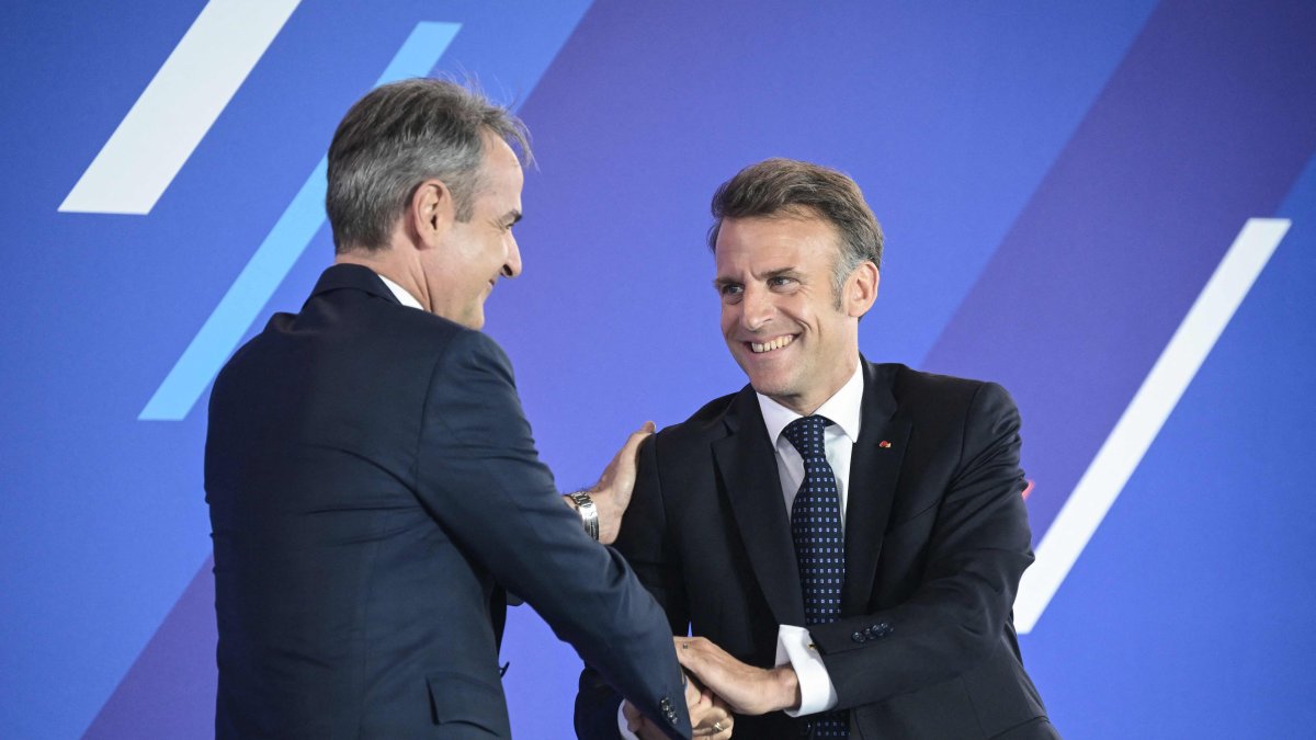 Greek Prime Minister Kyriakos Mitsotakis (L) shakes hands with French President Emmanuel Macron during a Franco-Greek Economic Forum in Athens, Greece, April 25, 2026. (AFP Photo)