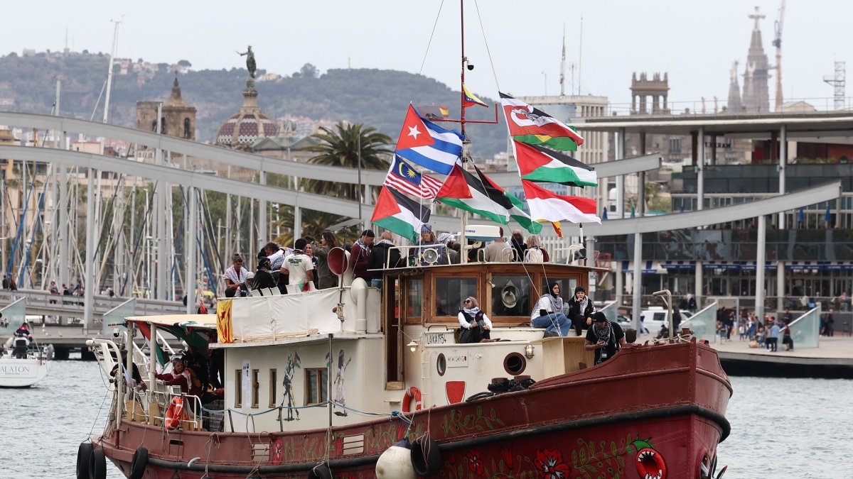 A boat makes a symbolic leave from Barcelona's Port Vell, Barcelona, Spain, April 12, 2026. (AFP File Photo)