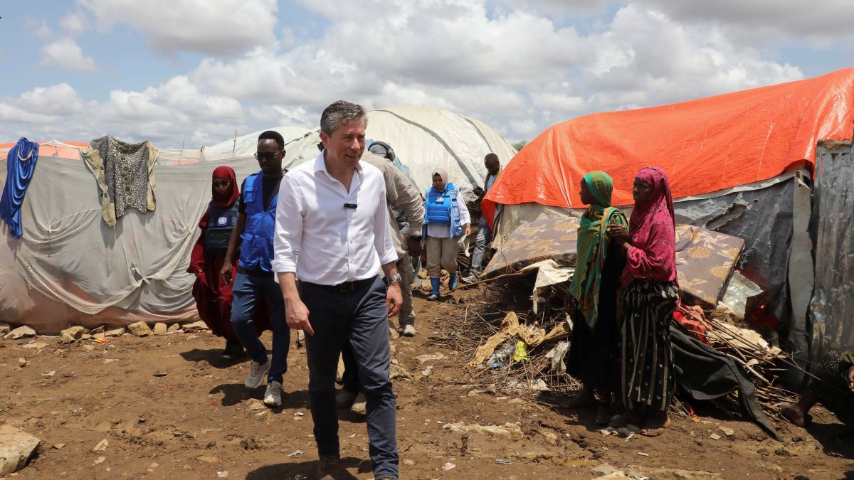 United Nations Under-Secretary-General for Humanitarian Affairs and Emergency Relief Coordinator Tom Fletcher visits a camp for the internally displaced Somali people, as shortages of lifesaving therapeutic foods caused by shipping disruptions due to the Iran war have forced clinics treating severely malnourished children to turn away patients and ration supplies in drought-hit Somalia, in Baidoa, Somalia April 29, 2026. (Reuters Photo)