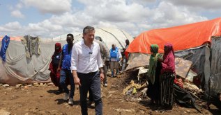 United Nations Under-Secretary-General for Humanitarian Affairs and Emergency Relief Coordinator Tom Fletcher visits a camp for the internally displaced Somali people, as shortages of lifesaving therapeutic foods caused by shipping disruptions due to the Iran war have forced clinics treating severely malnourished children to turn away patients and ration supplies in drought-hit Somalia, in Baidoa, Somalia April 29, 2026. (Reuters Photo)