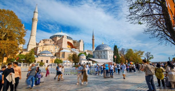 People walk close to Hagia Sophia Mosque, Istanbul, Türkiye, Oct. 10, 2024. (Shutterstock Photo)