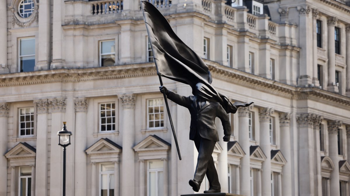 A statue depicting a person stepping off the plinth while carrying a flag covering their face, by British street artist Banksy, stands in London, U.K., April 30, 2026. (Reuters Photo)