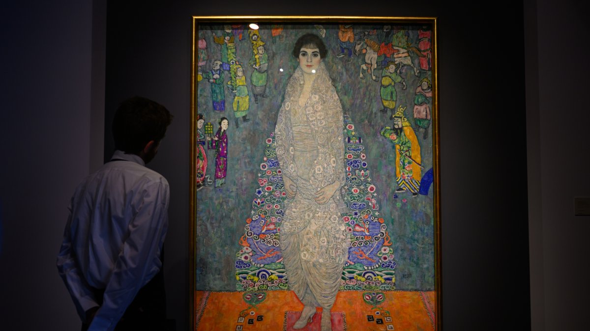 An art handler stands in front of Bildnis Elisabeth Lederer (Portrait of Elisabeth Lederer), by Gustav Klimt, during a press preview at Sotheby's, New York City, U.S., Nov. 7, 2025. (Getty Images Photo)