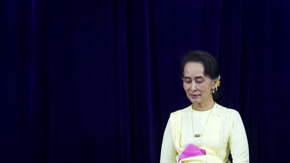 Myanmar State Counsellor Aung San Suu Kyi leaves after delivering an address before students of the Yangon University general assembly, Yangon, Myanmar, Aug. 28, 2018. (AFP Photo)