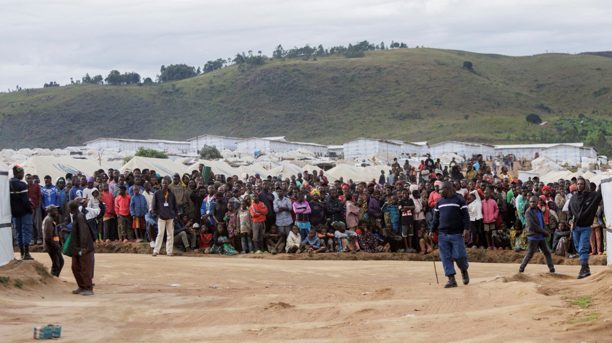 Congolese refugees gather to watch as the first convoy leaves to repatriate refugees from Busuma camp, which, according to UNHCR is hosting about 66,000 refugees and was set up after M23 fighters took control of the eastern Congolese city of Uvira, prompting a mass influx of people fleeing violence, in Ruyigi, Burundi April 23, 2026. (Reuters File Photo)
