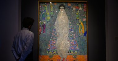 An art handler stands in front of Bildnis Elisabeth Lederer (Portrait of Elisabeth Lederer), by Gustav Klimt, during a press preview at Sotheby's, New York City, U.S., Nov. 7, 2025. (Getty Images Photo)