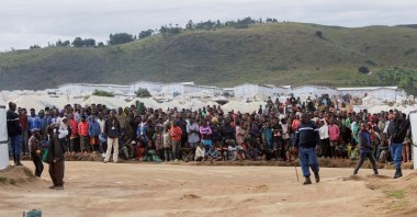 Congolese refugees gather to watch as the first convoy leaves to repatriate refugees from Busuma camp, which, according to UNHCR is hosting about 66,000 refugees and was set up after M23 fighters took control of the eastern Congolese city of Uvira, prompting a mass influx of people fleeing violence, in Ruyigi, Burundi April 23, 2026. (Reuters File Photo)