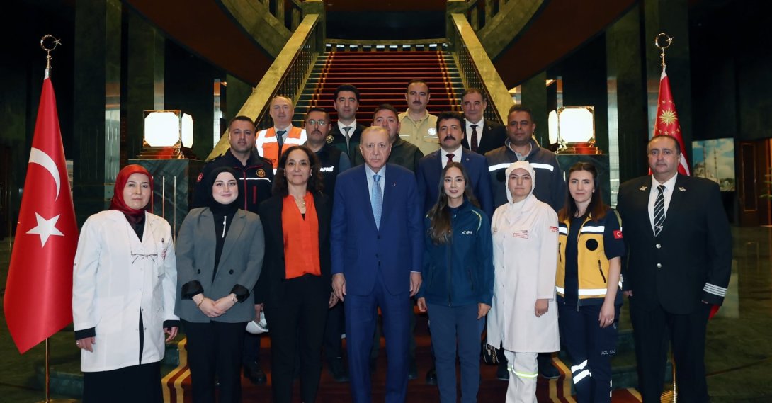 President Recep Tayyip Erdoğan (C) poses with representatives of workers, civil servants and employers during a May 1 Labor and Solidarity Day reception at the Presidential Complex, Ankara, Türkiye, April 30, 2026. (AA Photo)