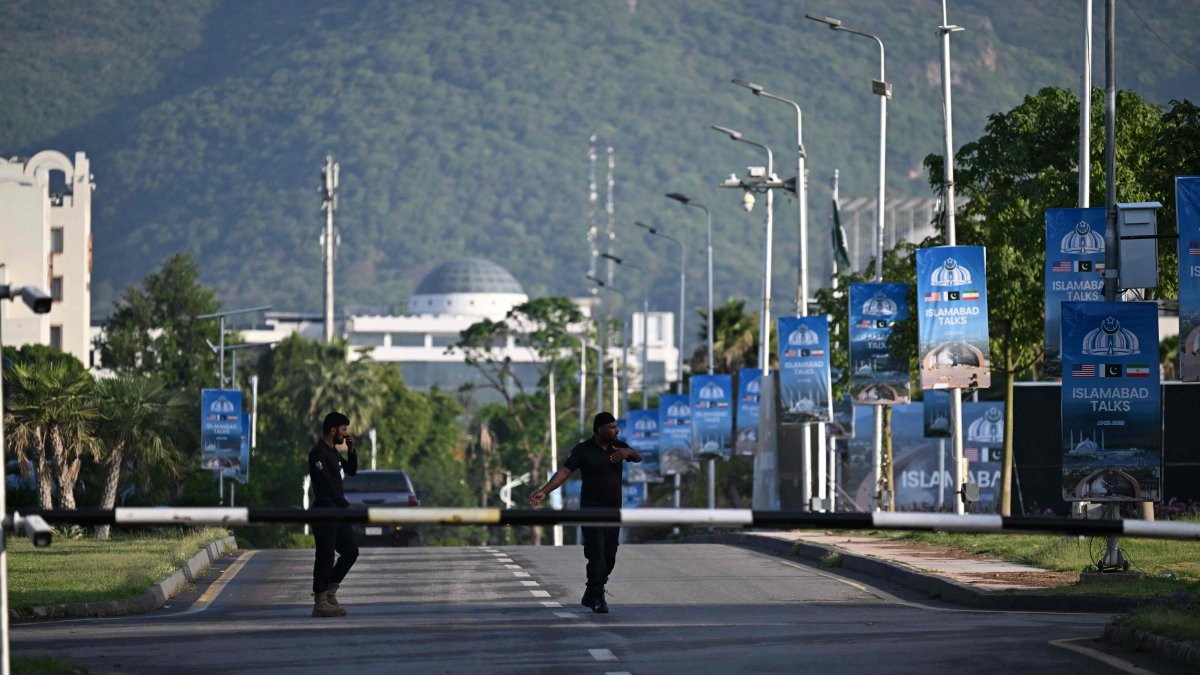 Police officers walk near the Serena Hotel, the venue for expected U.S.-Iran talks, Islamabad, Pakistan, April 24, 2026. (AFP Photo)