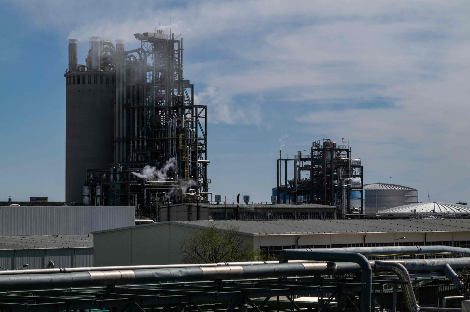 German fertilizer makers, farmers hit by fallout from Hormuz crisis | Daily  Sabah