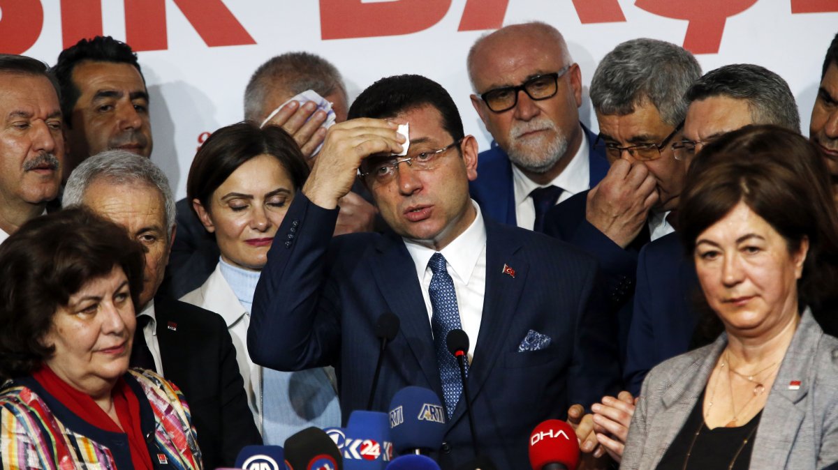Former Mayor Ekrem Imamoğlu (C) takes a break as he talks to journalists in Istanbul, Türkiye, April 9, 2019. (AP Photo)