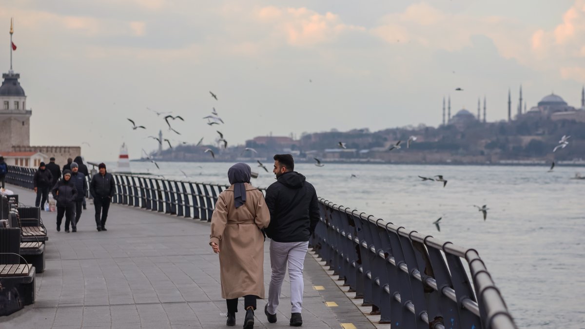  Couples walk along the Üsküdar waterfront near Maiden’s Tower, Istanbul, Türkiye. Jan. 14, 2024. (Shutterstock Photo) 