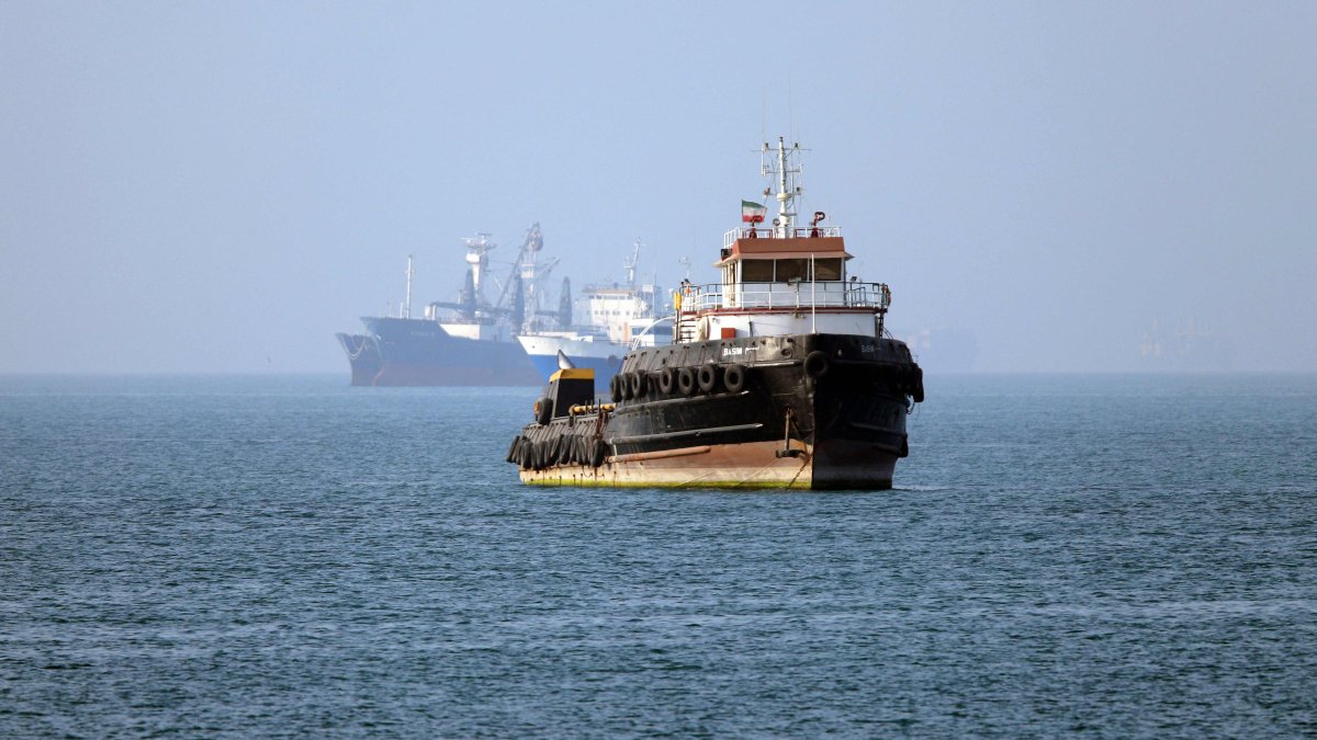The Iran-flagged tugboat Basim sails near a ship anchored in the Strait of Hormuz off Bandar Abbas in southern Iran, May 4, 2026. (AFP Photo)