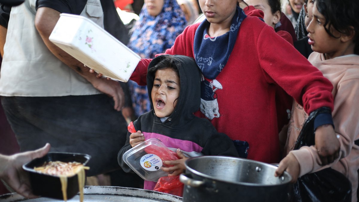 Displaced Palestinian children receive food from a charity kitchen at the Nuseirat refugee camp in the central Gaza Strip, April 13, 2026. (AFP Photo)