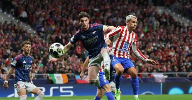 Arsenal's Declan Rice (C) in action with Atletico Madrid's Antoine Griezmann during the UEFA Champions League semifinal first leg match at Riyadh Air Metropolitano, Madrid, Spain, April 29, 2026. (Reuters Photo)