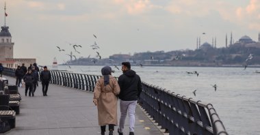  Couples walk along the Üsküdar waterfront near Maiden’s Tower, Istanbul, Türkiye. Jan. 14, 2024. (Shutterstock Photo) 