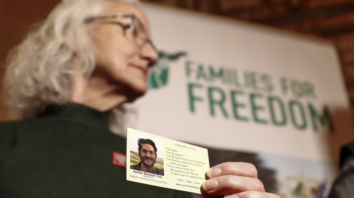 Debra Tice, the mother of American journalist Austin Tice, who went missing in Syria in 2012, holds a card with a picture of her son during a press conference, Damascus, Syria, Jan. 20, 2025. (AP File Photo)