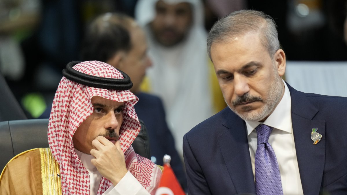 Saudi Arabian Foreign Minister Prince Faisal bin Farhan Al Saud (L) and Foreign Minister Hakan Fidan attend the G-20 foreign ministers meeting, Rio de Janeiro, Brazil, Feb. 21, 2024. (AP Photo)