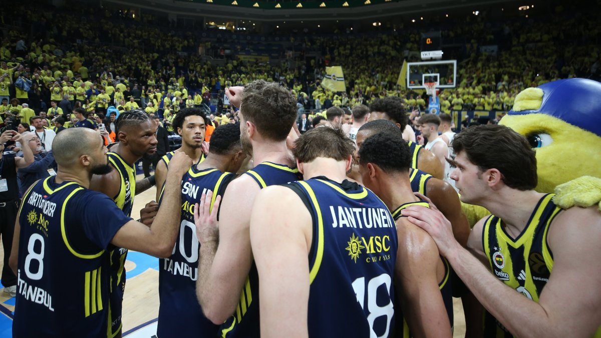 Fenerbahçe Beko players assemble after the EuroLeague match against Zalgiris Kaunas, Istanbul, Türkiye, April 30, 2026. (IHA Photo)