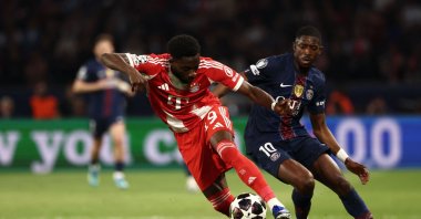 Bayern Munich's Alphonso Davies (L) fights for the ball with Paris Saint-Germain's Ousmane Dembele during the UEFA Champions League semifinal first leg football match at the Parc des Princes, Paris, France, April 28, 2026. (AFP Photo)