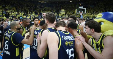 Fenerbahçe Beko players assemble after the EuroLeague match against Zalgiris Kaunas, Istanbul, Türkiye, April 30, 2026. (IHA Photo)