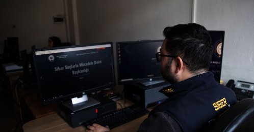 An officer from the police department’s cybercrime unit works to prevent digital fraud, Tunceli, Türkiye, April 8, 2026. (AA Photo)